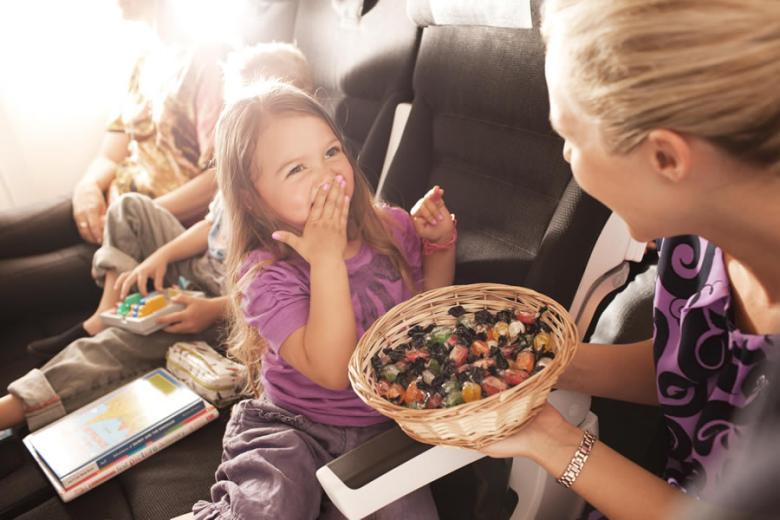 Enfants sur le << Skycouch >> | Billet tour du monde Air New Zealand