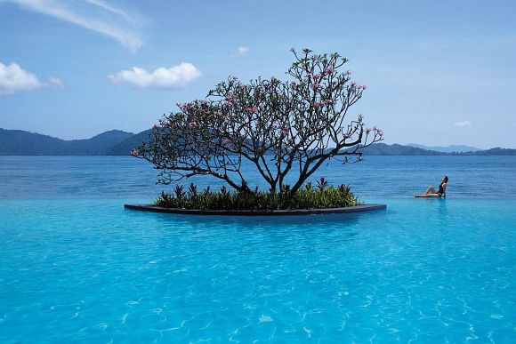 The pool at Shangri-La's Tanjung Aru Resort & Spa 