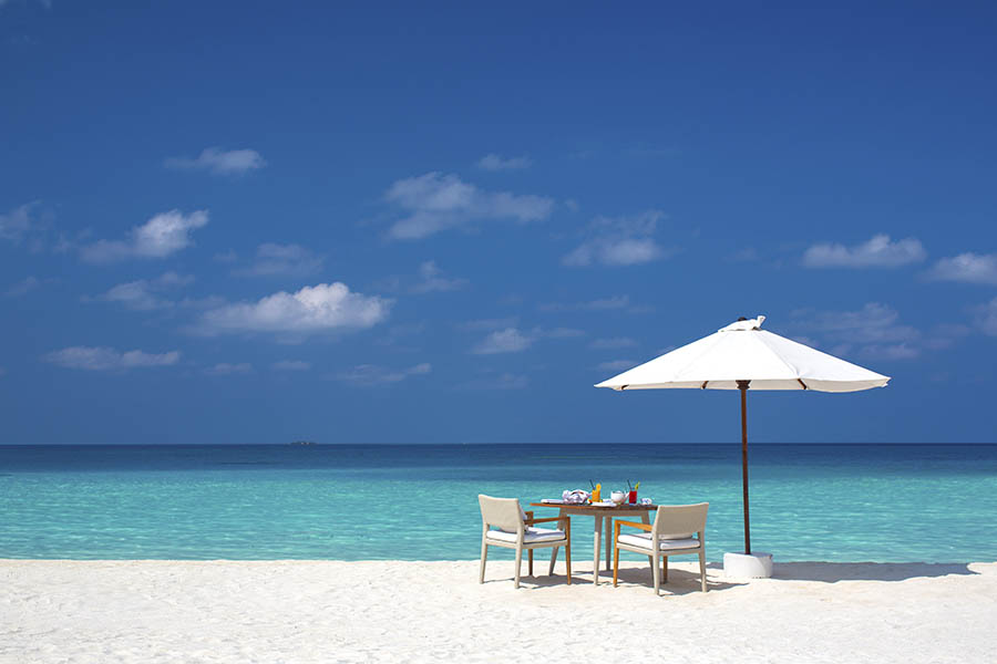 900x600-maldives-velassaru-beach-table-credit-velassaru