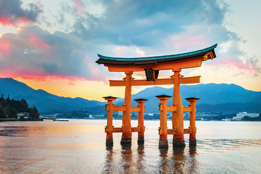 Get ready to photograph the floating shrine gate of Itsukushima-jinja 