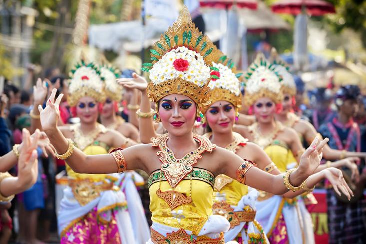 Discover the colourful dancers of Indonesia