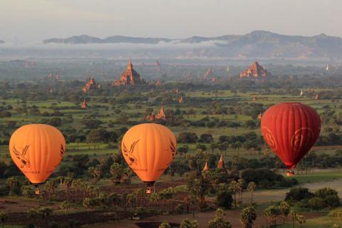 Anna_Myanmar_Bagan_balloons
