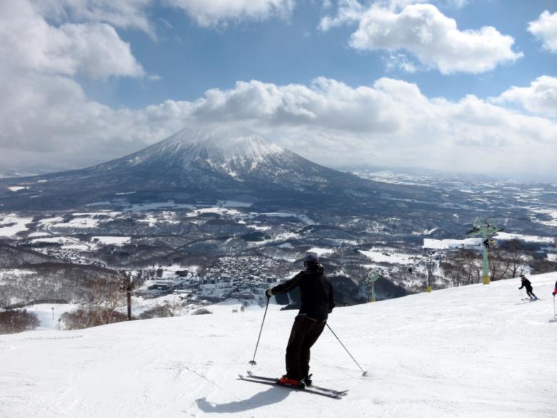 Ski au Japon avec vue sur le mont Yotei