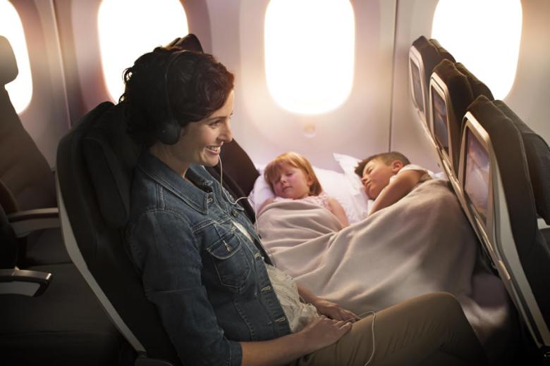 900x600_air-new-zealand-boeing_7879_skycouch_mum_with_kids