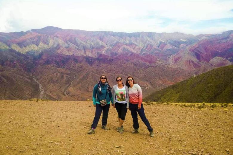 Pose devant les montagnes colorées de Humahuaca