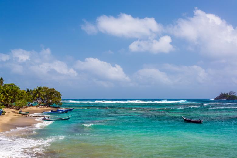 Océan bleu turquoise sur la côte caraïbe, à Capurgana