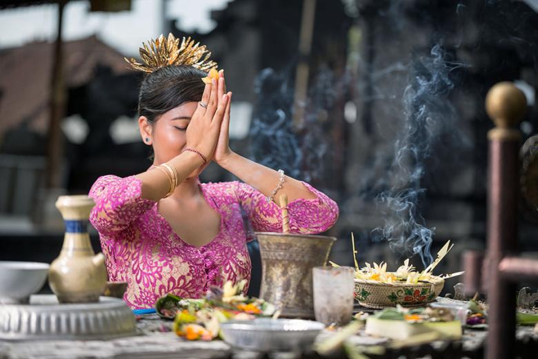 Prières et offrandes dans un temple à Bali