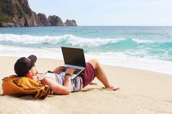 900x600-backpacker-with-laptop-on-beach